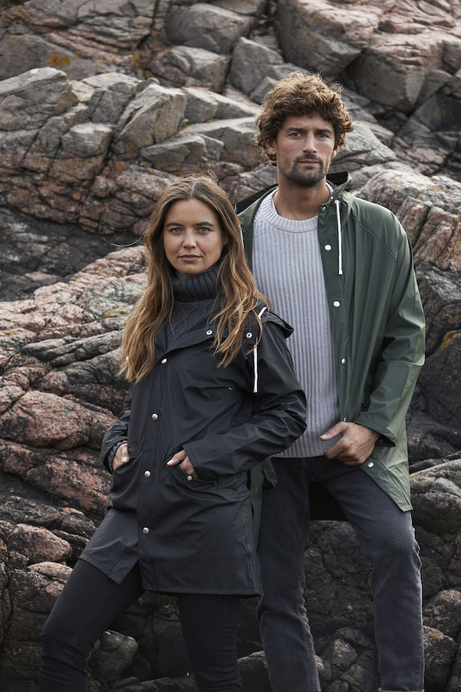 Regnkläder med tryck skyddar och syns